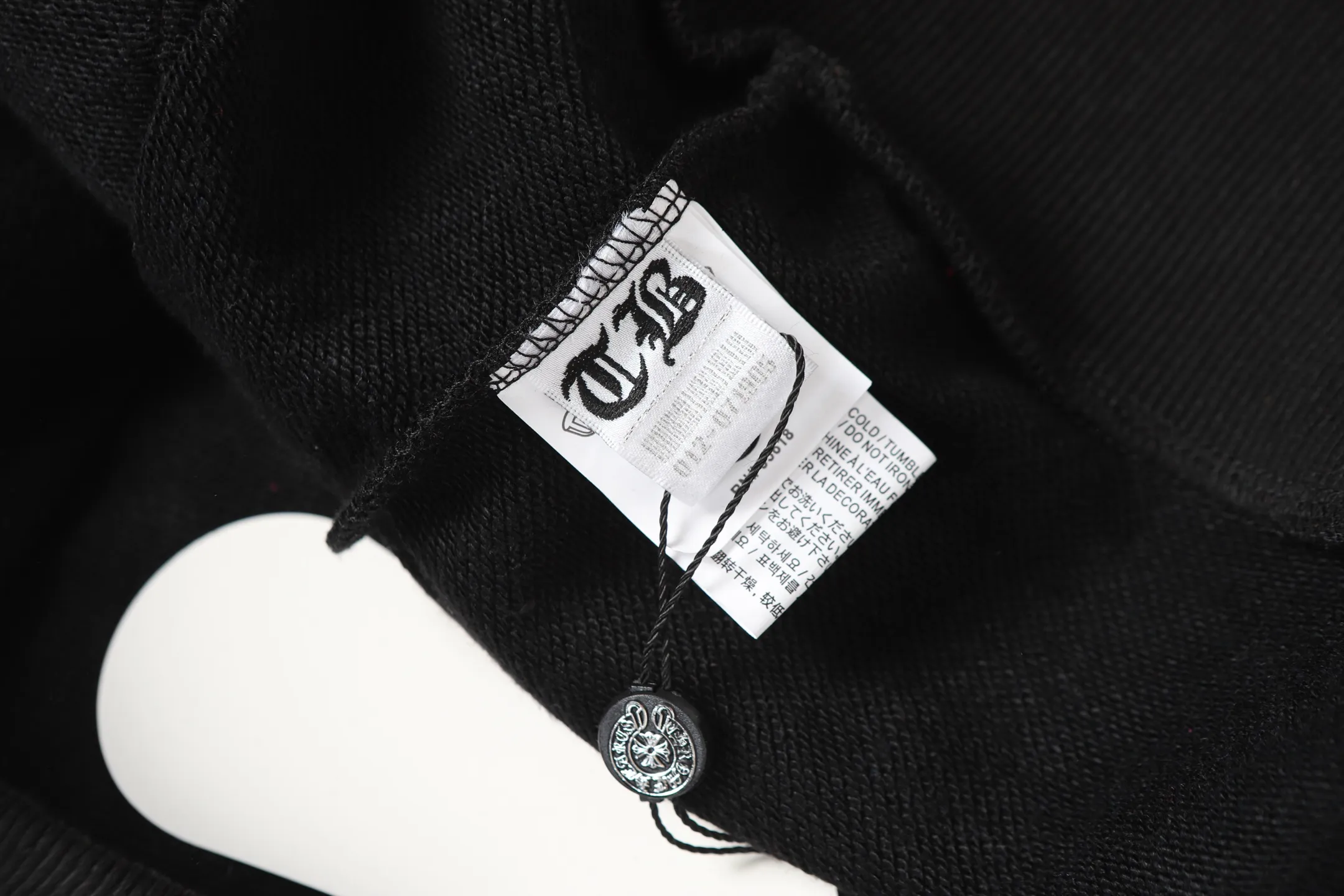 P240 3117 cross-border running quantity model. If you are pursuing quality, please do not place an order. -Chrome Hearts/Chrome Hearts Daughter Sanskrit printed hooded sweatshirt -High weight, high density and high quality. The wool is soft, delicate and skin-friendly. It feels soft and silky. It has excellent warmth and skin-friendly properties. S M L XL